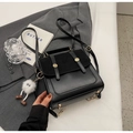 Zaino retrò in pelle nera con design a patta e simpatico ciondolo nel design vintage - Nero (Con Ciondolo)