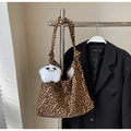 Detalle del bolso de lona con estampado de leopardo, correa anudada y colgante de panda - Marrón con colgante