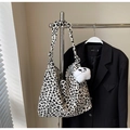Detalle de bolso tote de leopardo con colgante de peluche blanco y correa anudada - Beige Con Amuleto