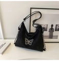 Schwarze Hobo-Tasche aus Samt mit goldener Schmetterlingsstickerei und Kettenriemen - Schwarz