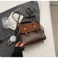 Zaino vintage marrone scuro in pelle con fibbia dorata e ciondolo di peluche - Caffè e Marrone (Con Pendente)