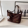 Dettaglio borsa hobo vintage a quadri con ciondolo a mostro morbido e toppa in pelle - Quadretti Rossi Con Ciondolo