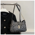 Dettaglio della borsa leopardata con catena dorata e chiusura a girello in metallo - Nero