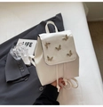 Mini Rucksack aus weißem PU-Leder mit silbernen Schmetterlingen und Kordelzug - Gebrochenes Weiß