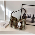 Borsa hobo in lana a quadri verdi e marroni con tracolla in pelle e ciondolo di peluche - Quadretti Verdi Con Ciondolo