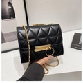 Sac bandoulière noir matelassé avec chaîne dorée et boucle à anneau métallique - Noir