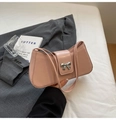 Elegante altrosa Baguette-Tasche mit silberner Metallschleife und Lederstruktur - Rosa