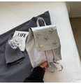 Silberner Metallic-Rucksack mit dekorativen Schmetterlingen und Kordelzugverschluss - Silber