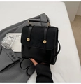Vielseitige schwarze Ledertasche mit goldenen Metallringen und verstellbaren Trägern - Ohne Anhänger / Schwarz