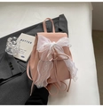 Mini mochila rosa con lazo de encaje blanco sobre un fondo de estilo de vida estético - Rosa