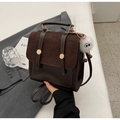 Sac à dos rétro marron foncé en cuir et daim avec un charme en peluche blanche - Marron