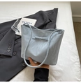 Sac seau bleu clair avec nœud élégant et texture plissée avec de fines poignées - Bleu