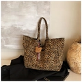 Détail d'un sac cabas matelassé à imprimé léopard avec breloque ours et anse noire - Léopard Brun avec Pendentif