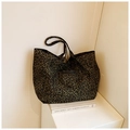Détail d'un grand sac fourre-tout en toile à imprimé léopard avec une texture résistante - Léopard Vert