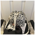 Nahaufnahme der Leoparden-Beuteltasche aus Canvas mit Lederkordelzug und goldenen Nieten - Weiß