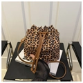 Detail der Bucket-Bag mit Leopardenmuster, Kordelzug und goldenen Metallteilen - Braun