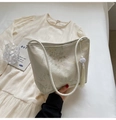 Dettaglio ricamo floreale jacquard su borsa a secchiello crema con nappina di perle - Beige Con Ciondolo