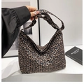 Dettaglio della borsa tote leopardata con manico annodato alla moda per il modello - Leopardo Marrone