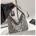 Dettaglio della grande borsa tote in tela leopardata con motivo animalier bianco e nero - Stampa Leopardata Bianca e Nera