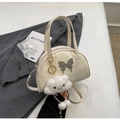 Detail der cremefarbenen Tasche mit Schmetterlingsdekor und Wolken-Plüschanhänger - Beige Mit Anhänger