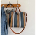 Gestreifte Canvas-Tragetasche in Waldgrün und Beige mit verstellbarem braunem Schultergurt - Blau