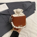 Retro Zylindertasche in Karamellbraun mit Perlengriff und Spitzenprägung - Braun