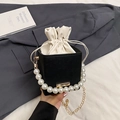 Mini-Beuteltasche in Schwarz mit Perlen-Griff, Kordelzug und goldener Kette - Schwarz