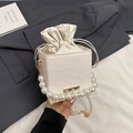 Mini-Beuteltasche aus weißer Spitze mit großem Perlenriff und goldener Schulterkette - Weiß