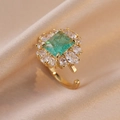 Anello regolabile dorato con zircone verde smeraldo e alone di cristalli trasparenti fini - Anello Fiore di Ghiaccio (J156)