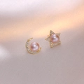 Eleganti orecchini asimmetrici a stella e luna con perle rosa in finitura oro - Orecchini Stella Luna Perla (E0624) / Lavanda