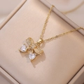 Elegante gouden strik ketting met hartvormige zirkoon hangers op beige satijn - Strik Hart Ketting (X2238)