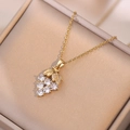 Elegante collana dorata con ciondolo a uva in zircone scintillante e dettagli in foglia - Collana con ciondolo / Oro