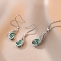 Elegante set di gioielli con cristalli verde smeraldo, orecchini a goccia e collana - Set di Collana e Orecchini di Pavone