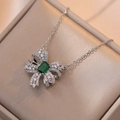 Elegante collar con colgante de lazo con piedra verde central y circonitas en caja - Collar de Lazo / Color Acero