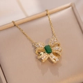 Collar de lazo dorado con esmeralda y circonitas pavé en soporte de joyería - Collar de Lazo / Dorado