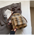 Details des karierten Woll-Minirucksacks mit Lederriemen und rosa Plüsch-Anhänger - Khaki mit Anhänger