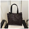 Dettaglio della borsa leopardata con manici in pelle nera e borchie dorate chic - Leopardato Grigio Scuro (Nero)