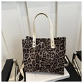 Dettaglio della borsa tote leopardata con manici bianchi e borchie metalliche - Leopardato Bianco Sporco (Bianco)