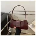 Dettaglio della borsa a mezzaluna bordeaux con trama in pelle lucida e il logo - Marrone