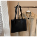 Detail van zwarte leren shopper met modieus label en stijlvolle decoratieve stiksels - Zwart