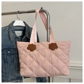 Detail van roze gewatteerde shopper met nylon textuur en bruine lederen patches - Roze