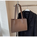 Detail van de bruine lederen shopper met FASHION-reliëflogo en decoratieve stiksels - Bruin