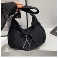 Modieuze zwarte nylon crossbodytas met casual geplooid ontwerp en trekkoorddetails - Zwart