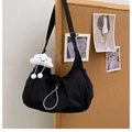 Zwarte lichtgewicht nylon crossbodytas met een schattige witte pluche wolkenhanger - Zwart met hanger