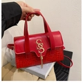 Détail du sac à main rouge avec texture croco et boucle métallique dorée à logo - Rouge