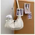 Crèmekleurige nylon halve maan schoudertas met trekkoord en wolk hanger - Wit met hanger