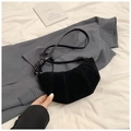 Bolso medialuna negro minimalista con textura de ante mate y elegantes detalles plisados - Negro