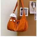 Levendige oranje nylon crossbodytas met trekkoordsluiting en schattige wolkenhanger - Oranje Met Hanger