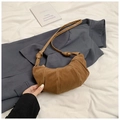 Detalle de bolso croissant de ante marrón con diseño plisado y correa con nudos decorativos - Caqui