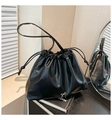 Bolso tipo cubo plisado negro con cordón ajustable y detalle de lazo plateado - Negro